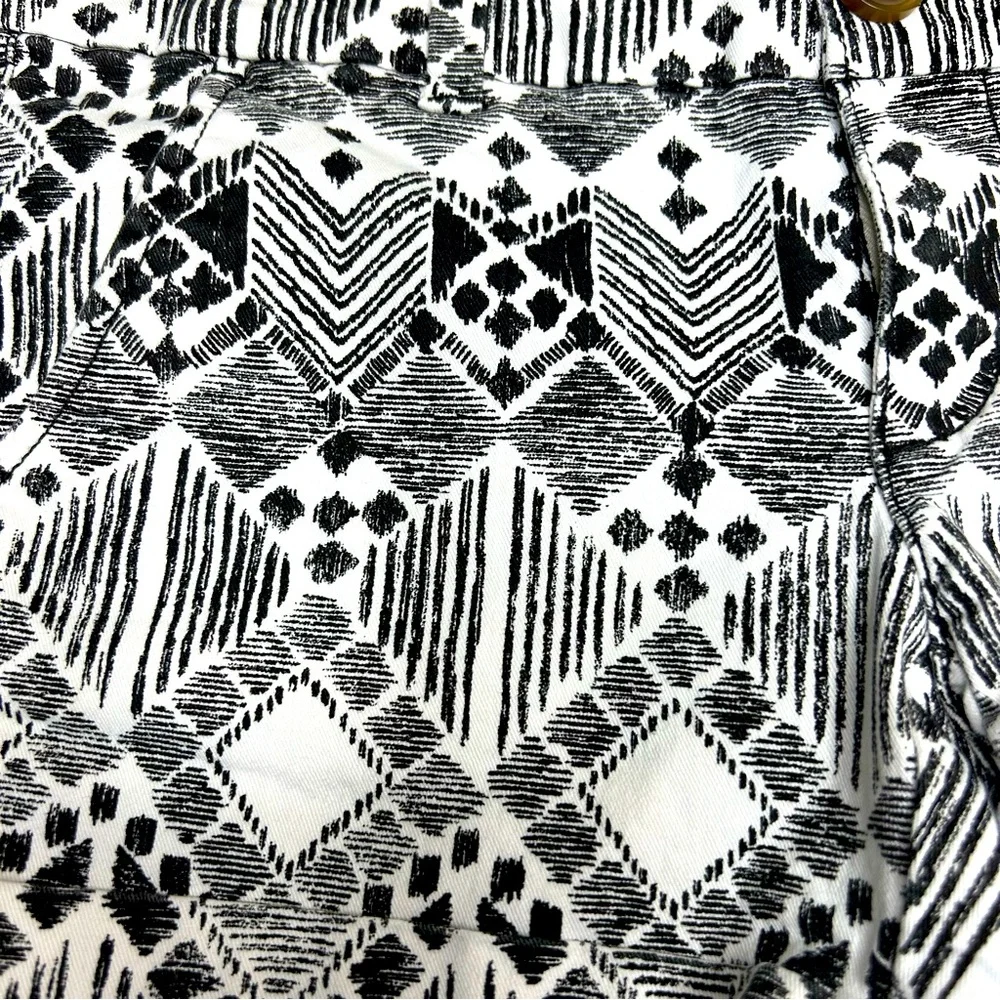 American Eagle Stretch Midi Shorts Distressed White & Black Patterned Size 0